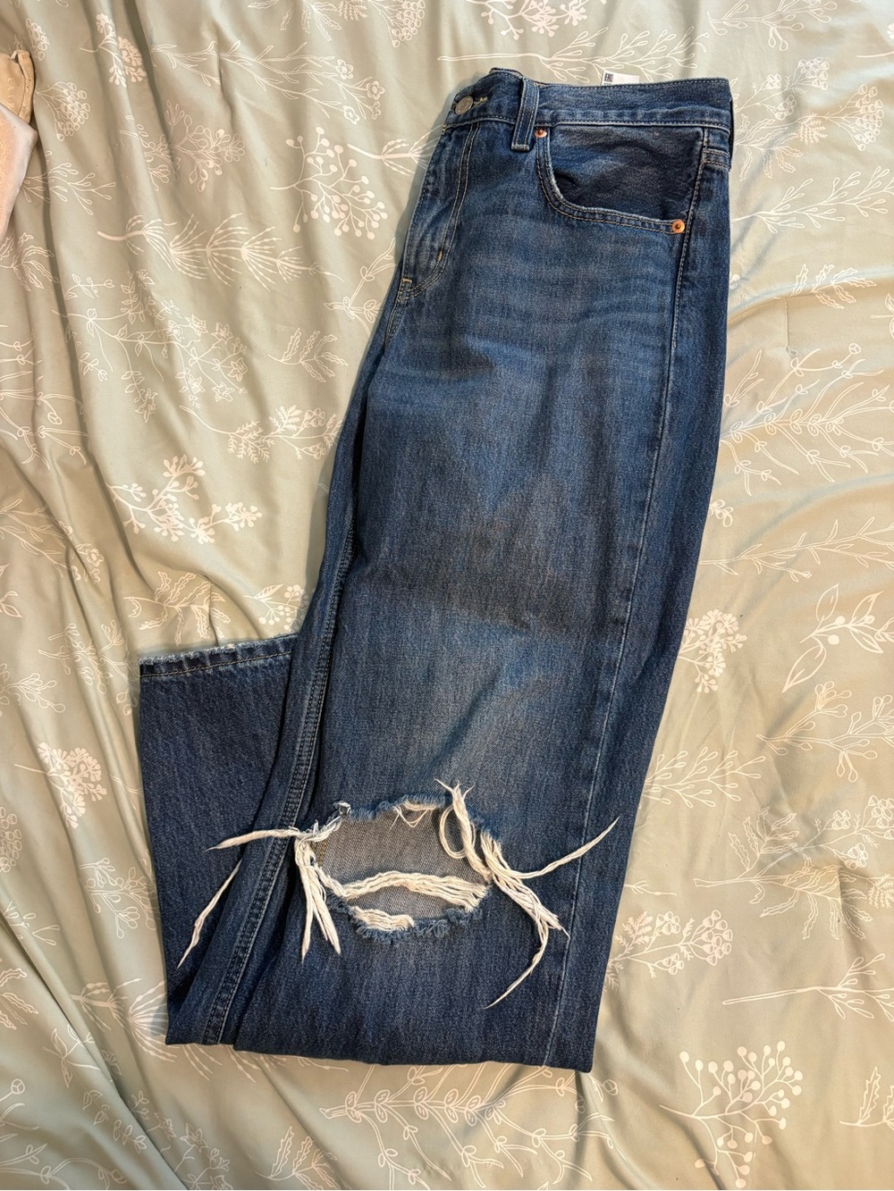 Levi's Women's Straight Leg Jeans in Dark Blue with Distressed Knee